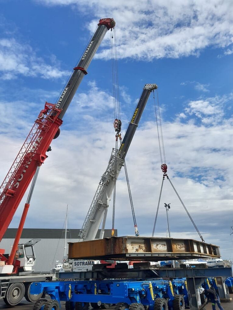 grue mobile 130t Faune Tadano ainsi qu’une 80t Grove
